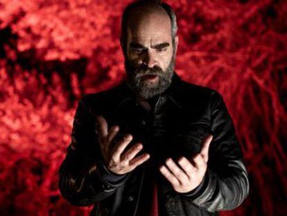  Quien a hierro mata  suena a encargo, se aleja del mundo al que nos ha habituado su director