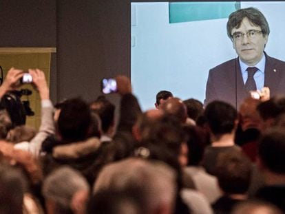 Carles Puigdemont ofrece un discurso en vídeo a los jóvenes seguidores del partido Nueva Alianza Flamenca.