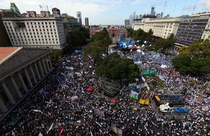 Decenas de miles de docentes manifiestan en Plaza de Mayo contra la política educativa de Mauricio Macri.