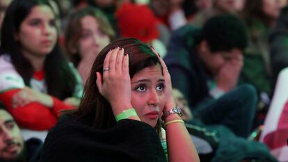 Una aficionada de Marruecos se lamenta durante la semifinal contra Francia.