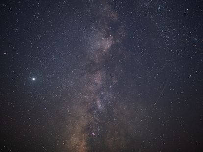 Un meteoro atraviesa el cielo nocturno durante la lluvia de estrellas de las Perseidas cerca de la frontera entre Israel y Egipto, en Ezuz, la noche del 12 de agosto de 2020