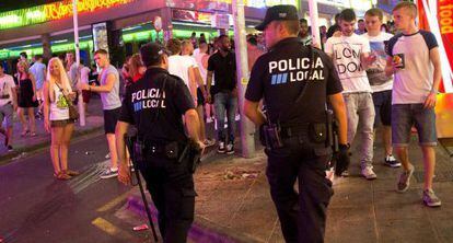 Polic&iacute;as municipales patrullan en la zona de Punta Ballena, en Magaluf, en una imagen de archivo. 