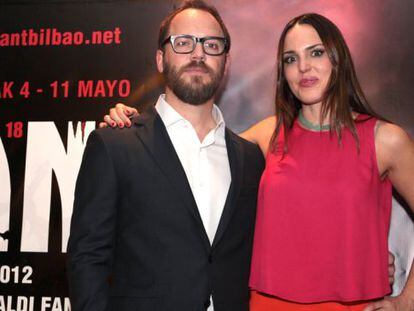 El director de la película, Greg Olliver, y la actriz protagonista, Marta Milans, ayer en Bilbao.  