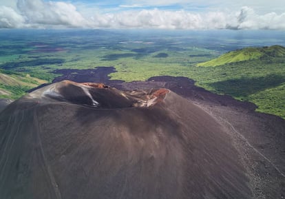 Vista del volcán Cerro Negro, en el departamento de León (Nicaragua).