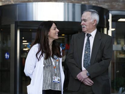 José Llorente, 74 años, junto a la especialista Ainara Soria, en el Hospital Ramón y Cajal.