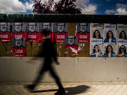 Carteles con los candidatos a las elecciones a la Comunidad de Madrid del 4 de mayo, en Boadilla.