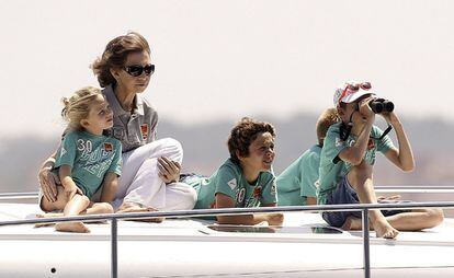 La reina Sofía pasea por las aguas de Mallorca junto a sus nietos Irene, Froilán, Juan Valentín y Pablo Nicolás (de izquierda a derecha), a bordo de la lancha 'Somni', en el inicio de la primera jornada de la 30ª edición de la Copa del Rey de Vela.