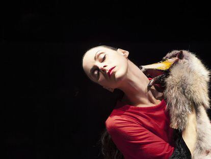 Una de las escenas de la batalla, a ritmo de danza, entre Caperucita y el Lobo F&eacute;roz en la obra canadiense&#039;Suites Curieuses&#039; (suites curiosas).