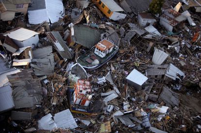 Barcos y casas se amontonan en Dichato (Chile) tras el terremoto.