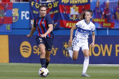 Un lance del juego del partido entre el Barcelona y el Granadilla de Tenerife de la Liga Femenina de fútbol.