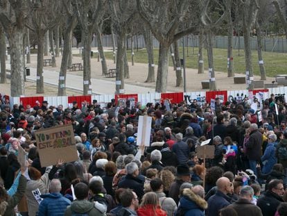 Numerosas personas se concentra para defender la arboleda de la zona de Madrid Río, que se verá afectada por las obras del Metro.