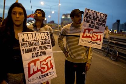 Unos manifestantes protestan por su salario en Argentina.