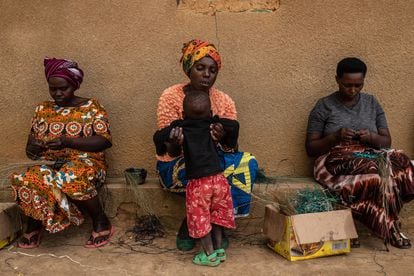 Varias mujeres en el poblado de Mybo, en Ruanda, una de las llamadas aldeas de reconciliación, donde conviven víctimas y verdugos del genocidio