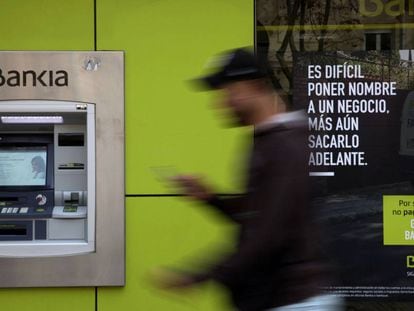 Un viandante pasa ante un cajero de Bankia en Madrid.