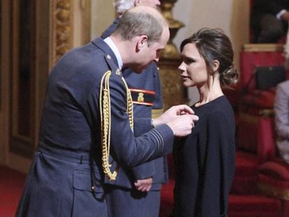 Victoria Beckham, recibe de Guillermo de Inglaterra la Orden del Imperio Brit&aacute;nico.