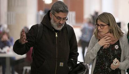 Carles Riera (CUP) amb Elsa Artadi (JxCat), aquest divendres al Parlament.