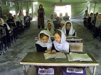 Niñas afganas estudian en una tienda de campaña en Kabul. Los integristas de ese país atacan con más dureza las escuelas donde se enseña a las niñas.