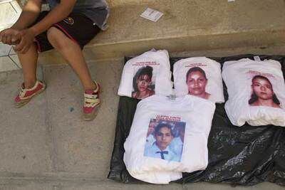 Camisetas con el rostro de chicas desaparecidas. La de arriba a la derecha es Minerva Torres.