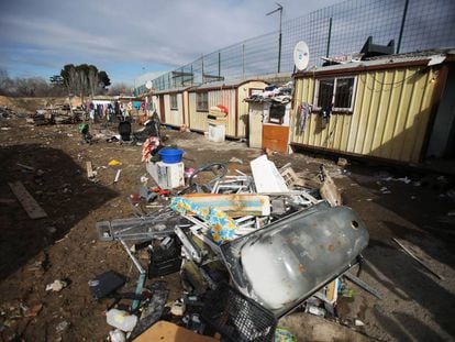 Casetas de obra en las que viven  familias en un terreno privado ocupado en la Ca&ntilde;ada Real.