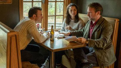 Chris Evans y Ana de Armas, con Rian Johnson en el rodaje.
