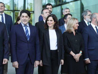 Isabel Diaz Ayuso, candidata por el PP a la presidencia de la CAM, posa con todo su grupo parlamentario en el atrio de la Asamblea de Madrid.