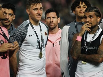 Lionel Messi —en el centro, de rosa— junto a varios compañeros del Inter de Miami, durante la entrega de trofeos tras el partido amistoso contra el Hong Kong el pasado domingo.