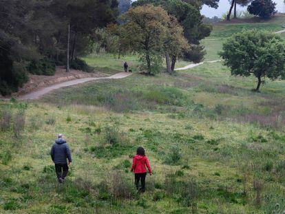 Vecinos caminan por el campo de golf abandonado, entre Sant Cugat y Rubí.