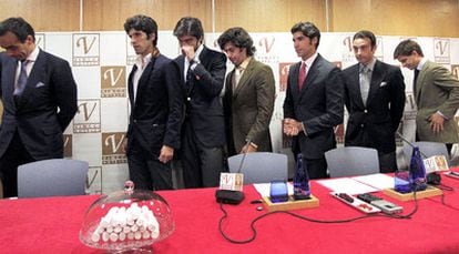 El Cid, Talavante, Perera, Morante, Cayetano, Ponce y El Juli (de izquierda a derecha), ayer tras su rueda de prensa.