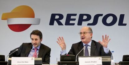 El presidente de Repsol, Antonio Brufau (d) y el consejero delegado, Josu Jon Imaz.