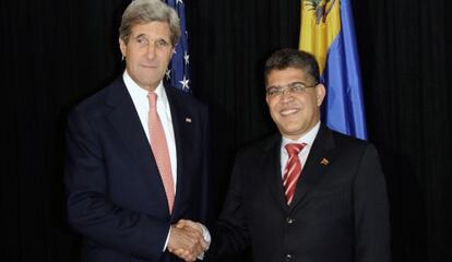 Jaua saluda a Kerry durante la cumbre de la OEA.