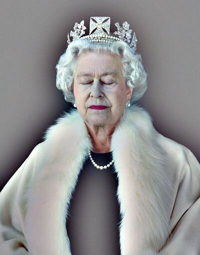 Retrato realizado en 2007. La soberana aparece con los ojos cerrados.