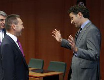 El ministro de Finanzas de Grecia, Yannis Stournaras, con el presidente del eurogrupo, el holand&eacute;s Jeroen Djisselbloem.