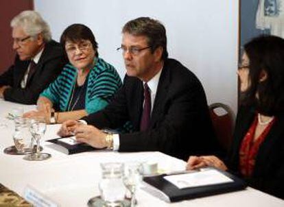 El director general de la Organización Mundial del Comercio (OMC), el brasileño Roberto Azevedo (c), habla este lunes 31 de marzo de 2014, durante una visita a la Asociación Latinoamericana de Integración (Aladi), en la sede del organismo, en Montevideo (Uruguay).