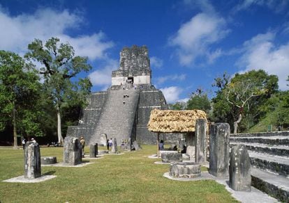 El templo II y las estelas de piedra tallada en la Gran Plaza, corazón del yacimiento de Tikal.