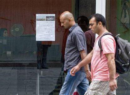 Los musulmanes aumentan en España. Un cartel anuncia viajes a La Meca en un escaparate de Barcelona.