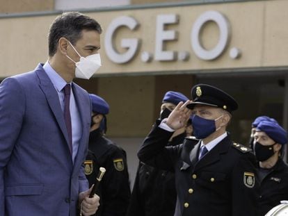 El presidente del Gobierno, Pedro Sánchez, en su visita el 3 de marzo a la base operativa del Grupo Especial de Operaciones (GEO), en Guadalajara.