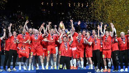 Los jugadores daneses levantan el trofeo de campeones del mundo.