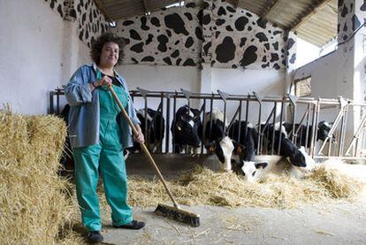 Marta Álvarez en su granja de Monterroso (Lugo), pintada con manchas como las de vaca frisona.