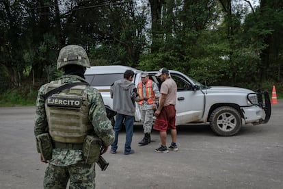 Agentes de la Guardia Nacional y del Ejército en un retén en San Cristóbal de las Casas (Chiapas), en junio de 2022.