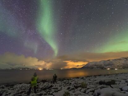 Cazadores de auroras boreales armados con cámaras.