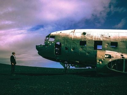 Restos de un avión militar en un paraje volcánico de Islandia.