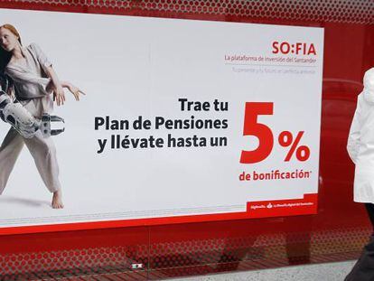 Un cartel anunciando planes de pensiones, en una oficina de Banco Santander de Madrid.