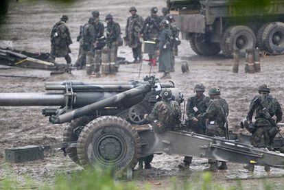 Personal del Ejército surcoreano preparan armamento cerca de la zona desmilitarizada que separa a las dos Coreas