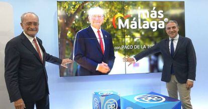 El presidente del Partido Popular de Málaga, Elías Bendodo junto al alcalde de la capital y candidato 'popular', Francisco de la Torre, en una imagen reciente.