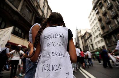 La manifestación se llenó de mensajes críticos con Macri y a favor de la educación pública.
