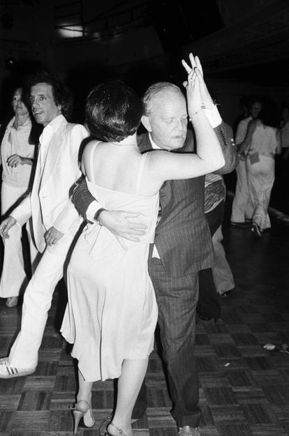 1979. La música disco triunfa en el mundo. Pero el centro de todo es en el Studio 54 de Nueva York, esa discoteca donde se guardaba la cocaína en el empapelado de las paredes. Y allí bailaba Capote.