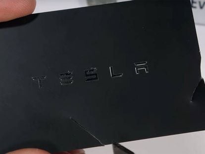 Así son las entrañas de la tarjeta que sirve de “llave” de los Tesla