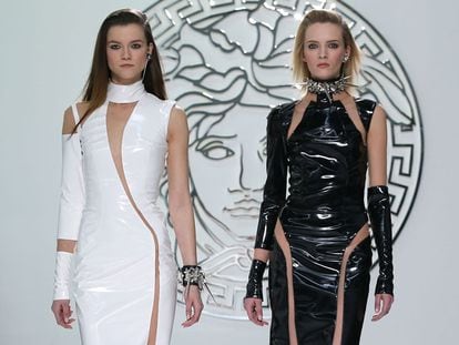Versace: modelos futuristas y cuellos de espinas