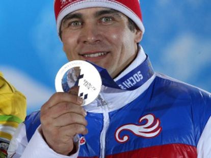 Demchenko exhibe su medalla en luge.