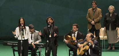 India Mart&iacute;nez, Arc&aacute;ngel y Cepero interpretan el himno de Andaluc&iacute;a.